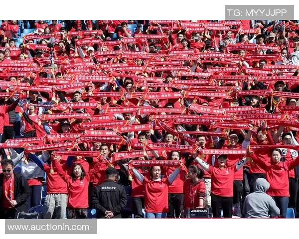 球迷外拍大片展现队友风采，粉丝围观追捧